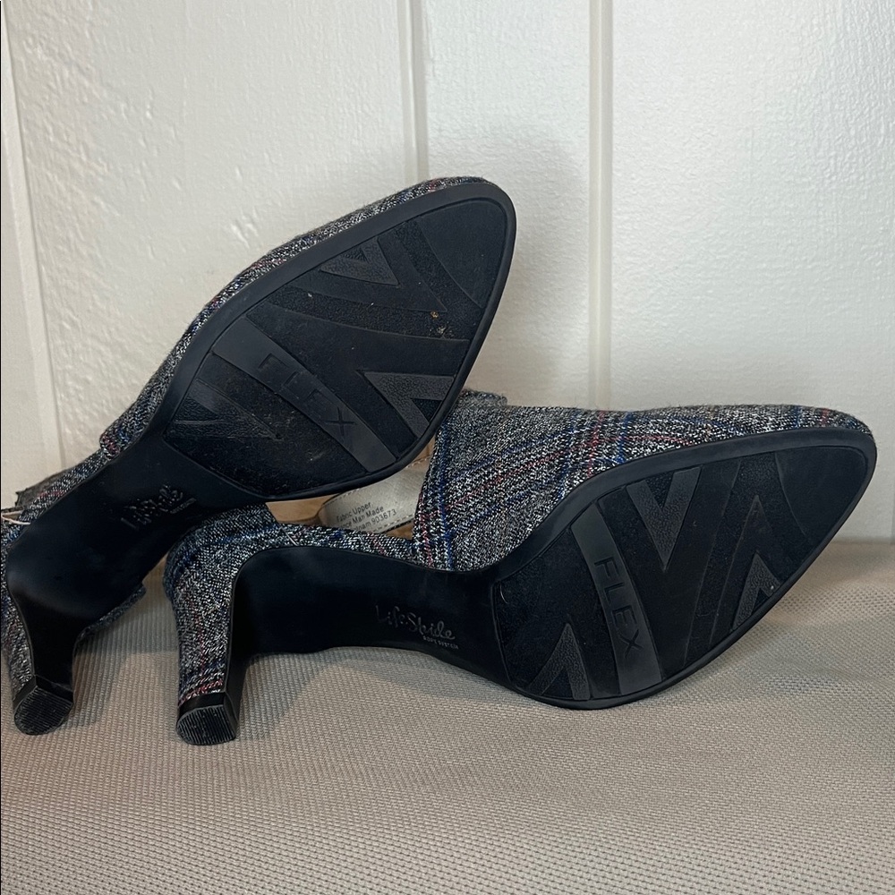 LifeStride Woman Giovanna 2 Grey Plaid Fabric Pump - Picture 9 of 9